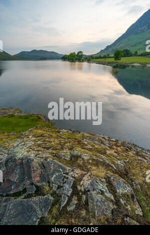 Crummock Water in den frühen Sommermorgen. Stockfoto