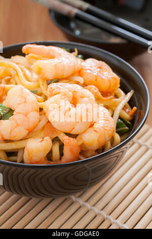 Garnelen Chow Mein rühren gebratene Garnelen mit Eiernudeln und Sojasprossen Stockfoto