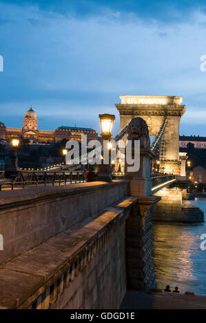 In der Dämmerung und die Lichter eingeschaltet der ehemaligen königlichen Palast und die älteste Brücke, Széchenyi Kettenbrücke in Budapest Hun Stockfoto