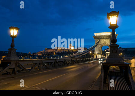 Der ehemalige Königspalast und die älteste Brücke, die Széchenyi Kettenbrücke in Budapest in Ungarn. Die Kettenbrücke wurde von entworfen Stockfoto