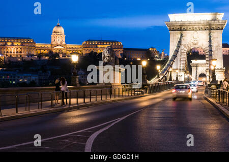 Der ehemalige Königspalast und die älteste Brücke, die Széchenyi Kettenbrücke in Budapest in Ungarn. Die Kettenbrücke wurde von entworfen Stockfoto