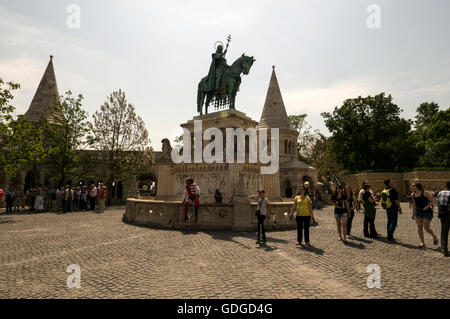 Eine Statue des Heiligen Stephan, Großfürst von Ungarn und dem ersten König von Ungarn in die Fischerbastei nah an der Stockfoto