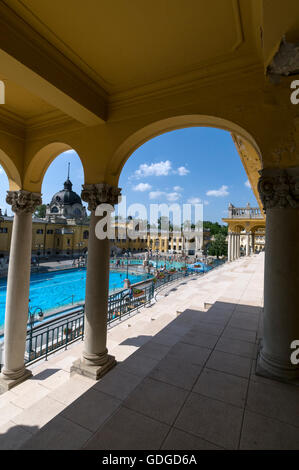 Das Szechenyi Spa und Schwimmbad im Stadtpark, Budapest, Ungarn. Das Spa und der Pool sind das größte Heilbad in Europa und ein beliebtes Thermalbad Stockfoto