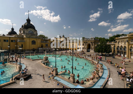 Das Szechenyi Spa und Schwimmbad im Stadtpark, Budapest, Ungarn. Das Spa und der Pool sind das größte Heilbad in Europa und ein beliebtes Thermalbad Stockfoto