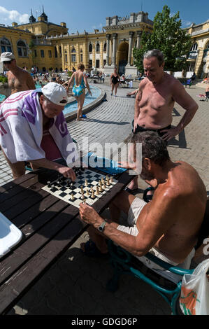 Eine Partie Schach wird im Szechenyi Spa und Schwimmbad im Stadtpark, Budapest, Ungarn, gespielt. Das Spa und der Pool sind die größten medizinischen Stockfoto
