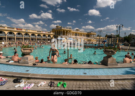 Das Szechenyi Spa und Schwimmbad im Stadtpark, Budapest, Ungarn. Das Spa und der Pool sind das größte Heilbad in Europa und ein beliebtes Thermalbad Stockfoto