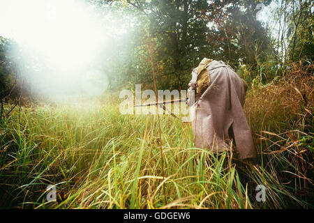 Teryuha, Belarus - 4. Oktober 2015: Unidentified Re Enactor verkleidet als sowjetischen russischen Soldaten laufen durch Wald im Nebel Stockfoto