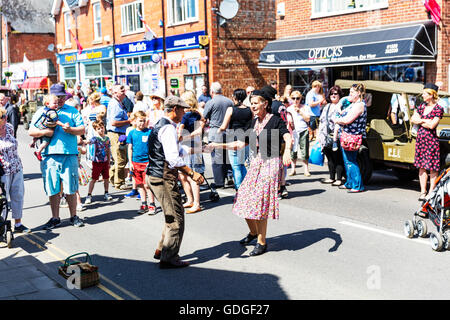 Tanzen in die Straße Tänzer jiving Jive Tanz Woodhall Spa, Lincolnshire, UK. 17. Juli 2016. 1940-Wochenende Stockfoto