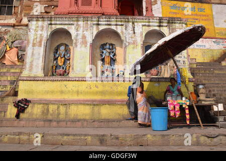 Alltag auf den Ghats von Varanasi, Indien Stockfoto