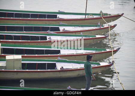 Fünf Boote am Ganges in Varanasi, Indien Stockfoto