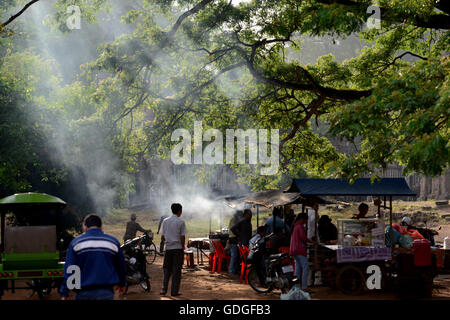 Ein Restaurant in der Nähe der Tempel Türme Prasat Suor Prat in Angkor Thom in der Tempelstadt Angkor nahe der Stadt Siem Riep Stockfoto