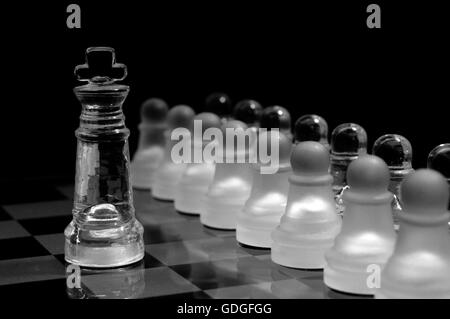 Glas-Schach Schachfiguren in Ordnung, gegen den König Stockfoto