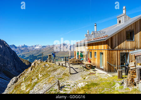 Die Lischana Hütte SAC (Schweizer Alpen-Club) oberhalb Scuol im Unterengadin, Schweiz. Blick auf den Silvretta-Alpen. Stockfoto