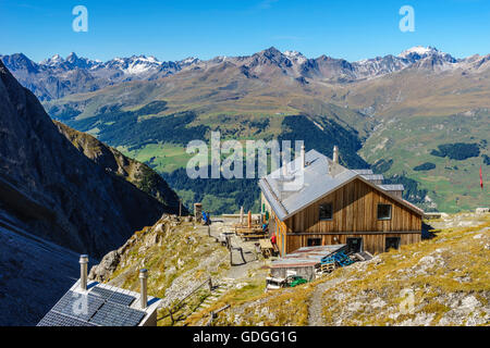 Die Lischana Hütte SAC (Schweizer Alpen-Club) oberhalb Scuol im Unterengadin, Schweiz. Blick auf den Silvretta-Alpen. Stockfoto