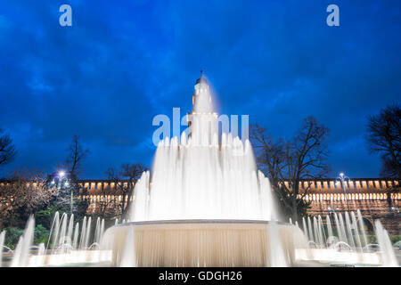 Castello Sforzesco und Brunnen in der blauen Stunde in Mailand, Italien. Stockfoto