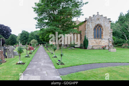 Weg bis zur St. Peter und Paul Kirche Abington Park, Northampton. Stockfoto