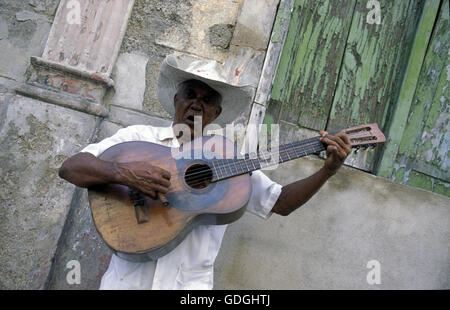 Salsa-Musik-Band auf dem Parce Cespedes in der Stadt Santiago De Cuba auf Kuba in der Karibik. Stockfoto