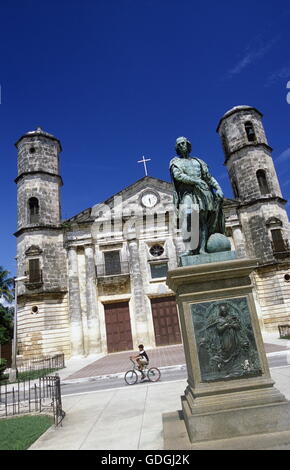 die Catedral mit einem Columbus-Denkmal in der alten Stadt von Cardenas in der Provinz Matanzas auf Kuba in der Karibik. Stockfoto