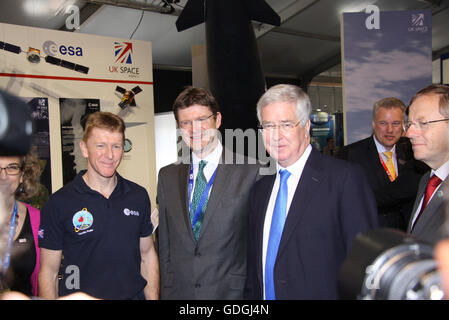 "Tim Peak Astronaut, Greg Clark und Michael Fallon, im Raum Zonen, Farnborough Air Show 2016". Stockfoto