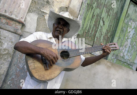 Salsa-Musik-Band auf dem Parce Cespedes in der Stadt Santiago De Cuba auf Kuba in der Karibik. Stockfoto