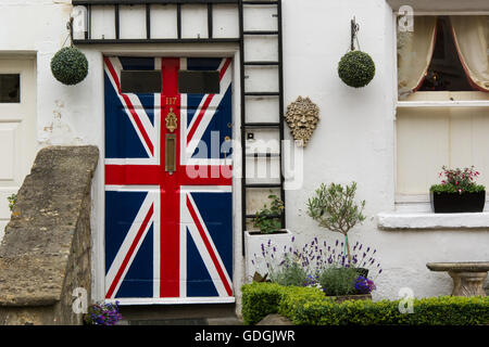 Tür mit Union Jack Flagge gemalt. Eingangstür des Hauses gemalt in rot, weiß und Blau der britischen Flagge Stockfoto