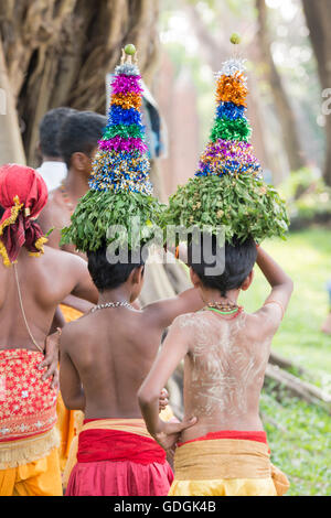 ein indischer Art Fire Walk Festival in der Stadt Yangon in Myanmar in Südostasien. Stockfoto