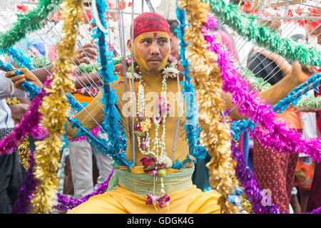 ein indischer Art Fire Walk Festival in der Stadt Yangon in Myanmar in Südostasien. Stockfoto