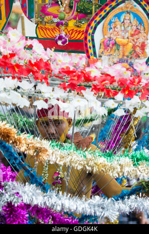 ein indischer Art Fire Walk Festival in der Stadt Yangon in Myanmar in Südostasien. Stockfoto