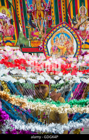 ein indischer Art Fire Walk Festival in der Stadt Yangon in Myanmar in Südostasien. Stockfoto