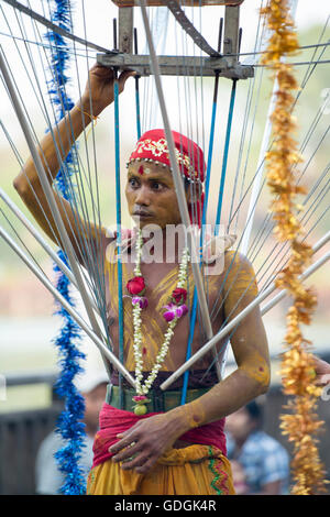 ein indischer Art Fire Walk Festival in der Stadt Yangon in Myanmar in Südostasien. Stockfoto