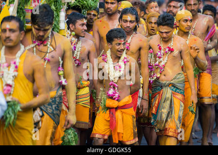 ein indischer Art Fire Walk Festival in der Stadt Yangon in Myanmar in Südostasien. Stockfoto