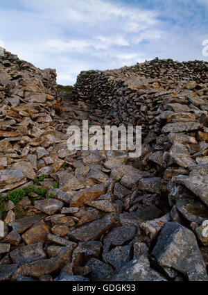 NW Eingang Durchgang durch die inneren Wall von Tre'r Ceiri Eisenzeit & römischen Periode Burgberg: Stadt der Riesen, Halbinsel Lleyn (Llyn), Gwynedd. Stockfoto