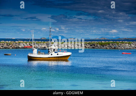 Kleines Fischerboot in ruhigen norwegischen Hafen verankert Stockfoto