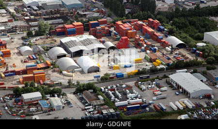 Luftaufnahme des bunten Container in ein Depot der zusammengesetzten Hof auf ein Gewerbegebiet, UK Stockfoto