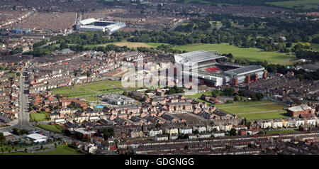 Luftaufnahme des FC Liverpool Anfield Stadion & Everton FC Goodison Park gesehen durch den Stanley Park, Liverpool, UK