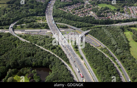 Luftaufnahme der Ausfahrt 14 der Autobahn M60 als es schließt sich die A580 East Lancs Straße, Manchester, UK Stockfoto