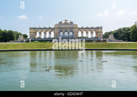 Gloriette Belvedere und mit Menschen, Touristenzug und Pool im Schlosspark Schönbrunn, Wien, Österreich-café Stockfoto