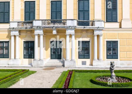 Westfassade und Skulptur von Diana im Kammergarten, Hietzing Privy Garden, Schloss Schönbrunn in Wien, Österreich Stockfoto
