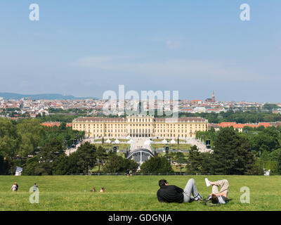 Menschen auf Rasen der Gloriette und Panoramablick über Schönbrunn Palace Gardens und der Stadt Wien, Österreich Stockfoto