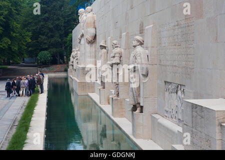 Reisegruppe an der Bundes-Wand im Bastions Park, Genf, Schweiz Stockfoto