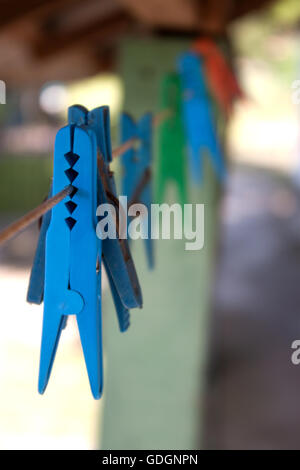 Kunststoff-Wäscheklammern Wäsche Haken bunte Stifte am Seil Stockfoto