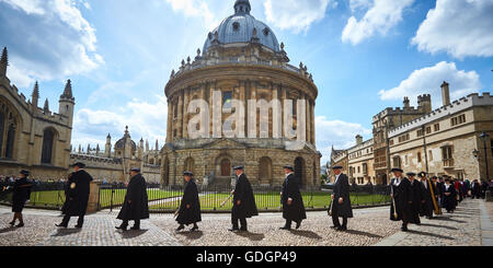 Sitta-Zeremonie an der University of Oxford in 2015 vorbei an die Radcliffe Camera Stockfoto