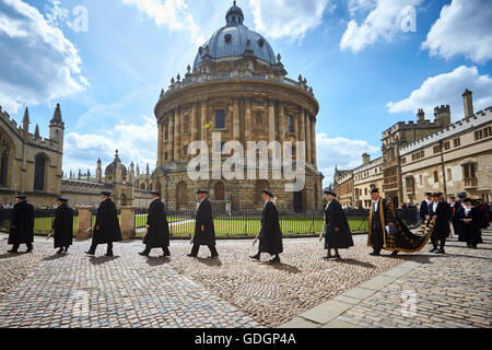 Sitta-Zeremonie an der University of Oxford in 2015 vorbei an die Radcliffe Camera Stockfoto