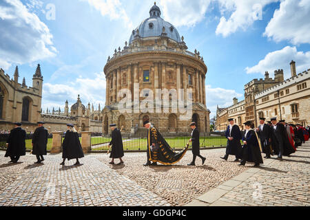 Sitta-Zeremonie an der Universität Oxford im Jahr 2015 einschließlich Kanzler Chris Patten Vorbeigehen die Radcliffe Camera Stockfoto