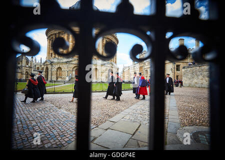 Sitta-Zeremonie an der University of Oxford in 2015 vorbei an die Radcliffe Camera Stockfoto