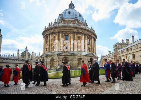 Sitta-Zeremonie an der University of Oxford in 2015 vorbei an die Radcliffe Camera Stockfoto