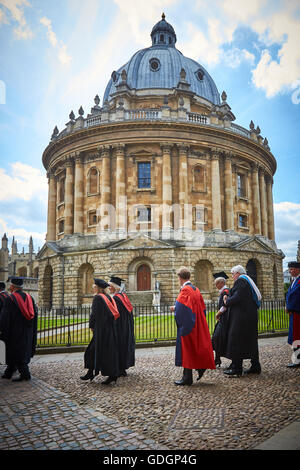 Sitta-Zeremonie an der University of Oxford in 2015 vorbei an die Radcliffe Camera Stockfoto