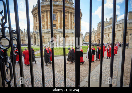 Sitta-Zeremonie an der University of Oxford in 2015 vorbei an die Radcliffe Camera Stockfoto