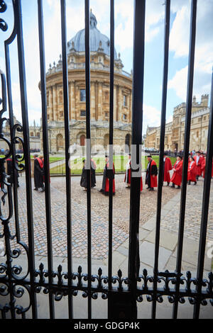 Sitta-Zeremonie an der University of Oxford in 2015 vorbei an die Radcliffe Camera Stockfoto