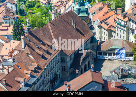 Blick von oben auf die Kathedrale von Saint-Nicolas in Freiburg, Schweiz Stockfoto